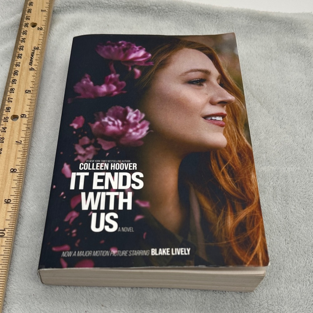IT ENDS WITH US - by Colleen Hoover Paperback-Very Good
